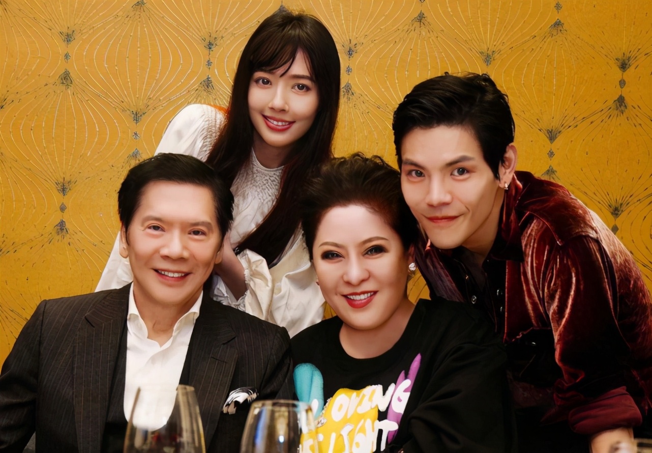 向太一家终团聚，住四万多一天豪华酒店，为陪郭碧婷生产做好准备