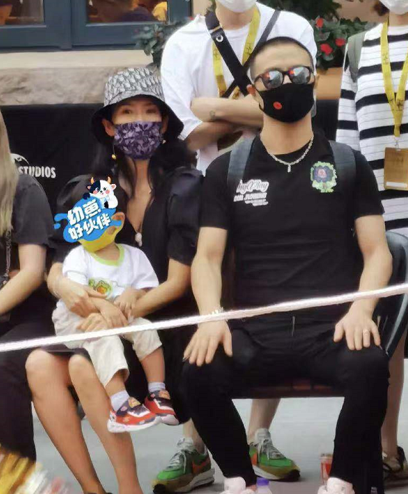 汪峰章子怡一家五口环球影城被偶遇，儿子正脸曝光，像极姐姐醒醒