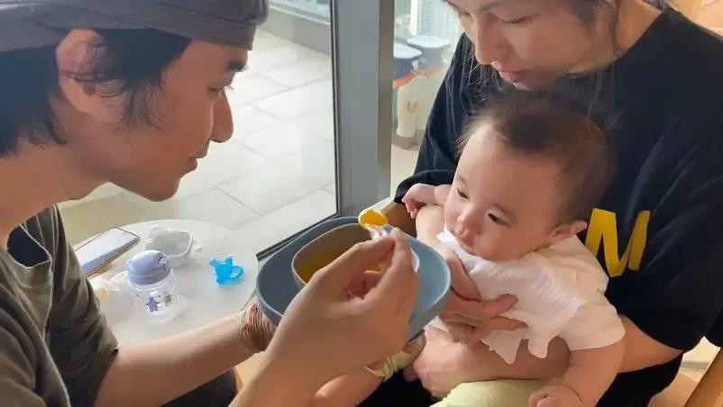 古巨基一家三口罕見出遊，公園自拍溫馨有愛，太太親力親為抱兒子