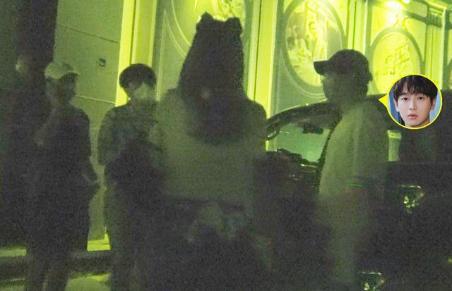 彭昱畅恋情曝光？女友疑是经纪人TUTU，两人深夜约会好亲昵