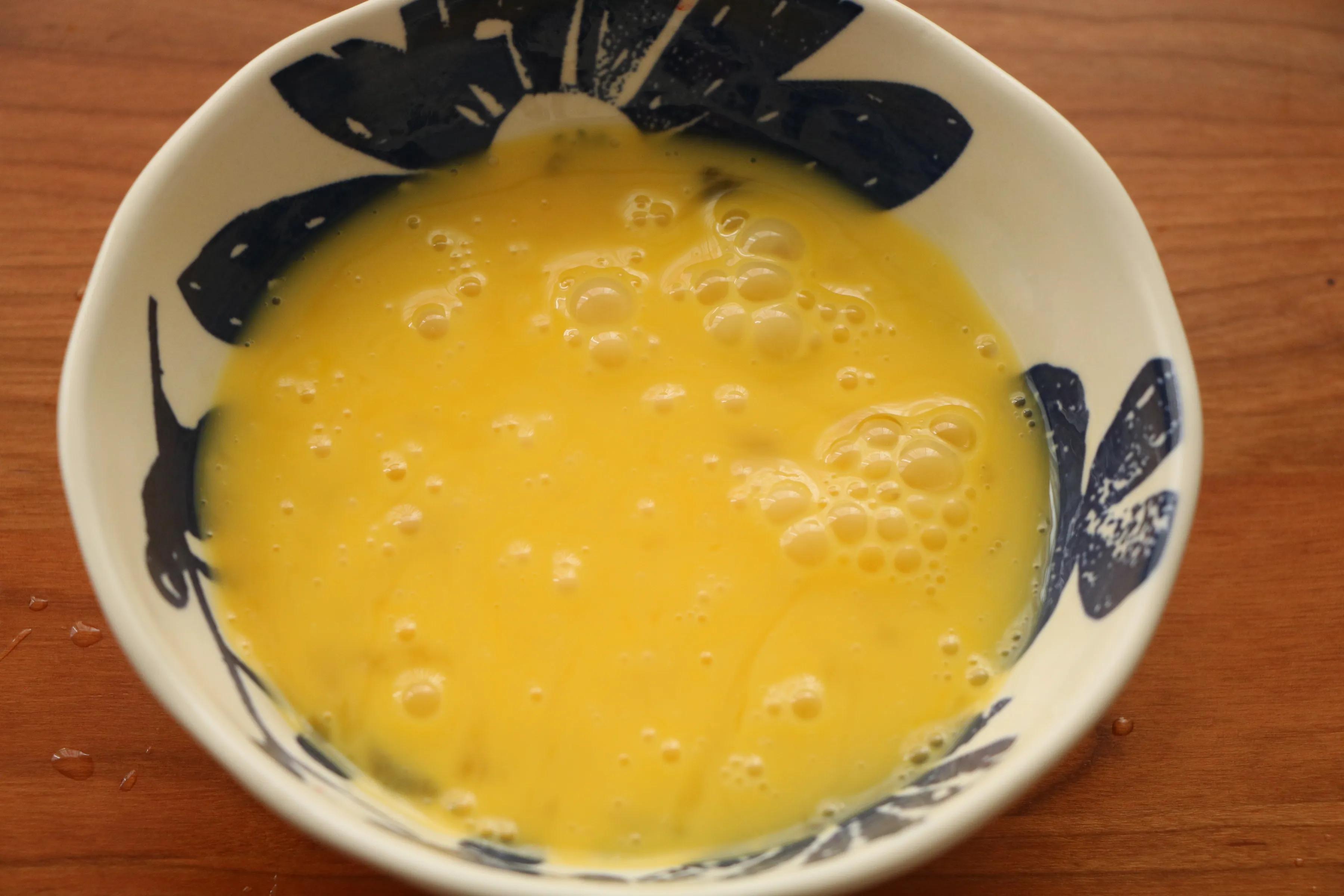 雞蛋和蒜薹的新吃法，醬香美味，鮮嫩好吃，特下飯！ 一定要試試