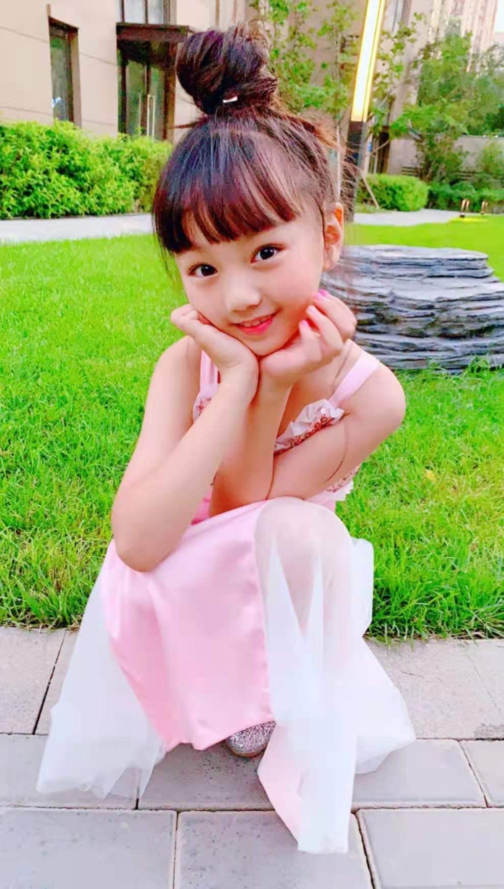《爸爸去哪儿》小山竹近照曝光，浓妆打扮露腰装，网友怒批太成熟