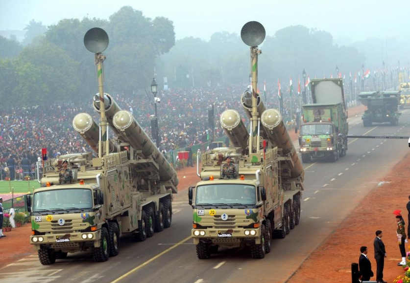 中国军费突破2000亿美元，印媒“酸”了：这是印