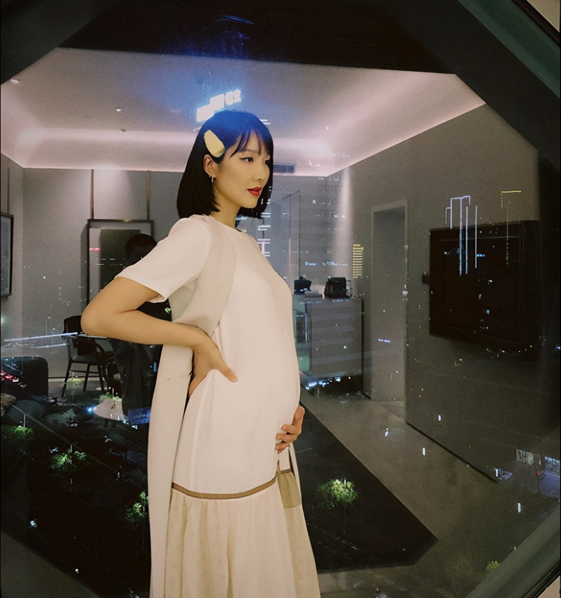 李亞男挺孕肚陪女兒上課，天韻露童真笑容，完全小王祖藍既視感