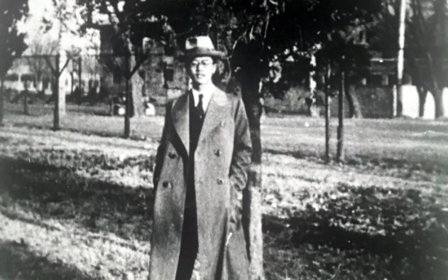 华罗庚：初中学历,身体残疾,23岁靠自学站上清华