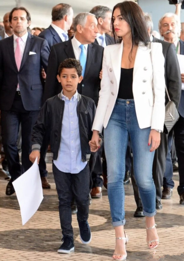 C罗求婚成功！征服他的竟然是个柜姐，堪称“现实版王漫妮”逆袭