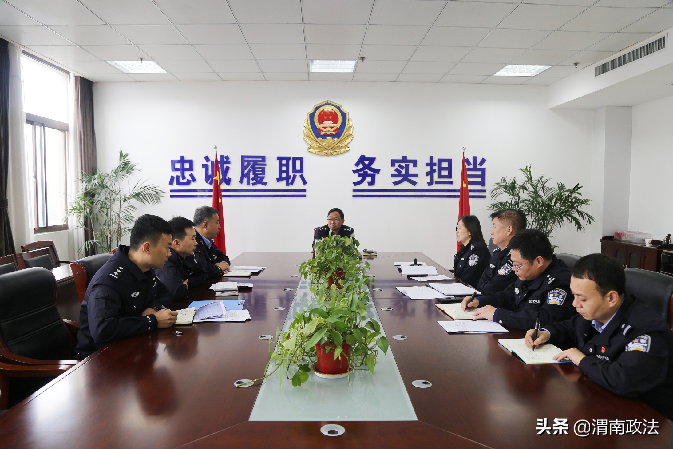 杨建琦主持召开人大代表建议办理专题座谈会（图）