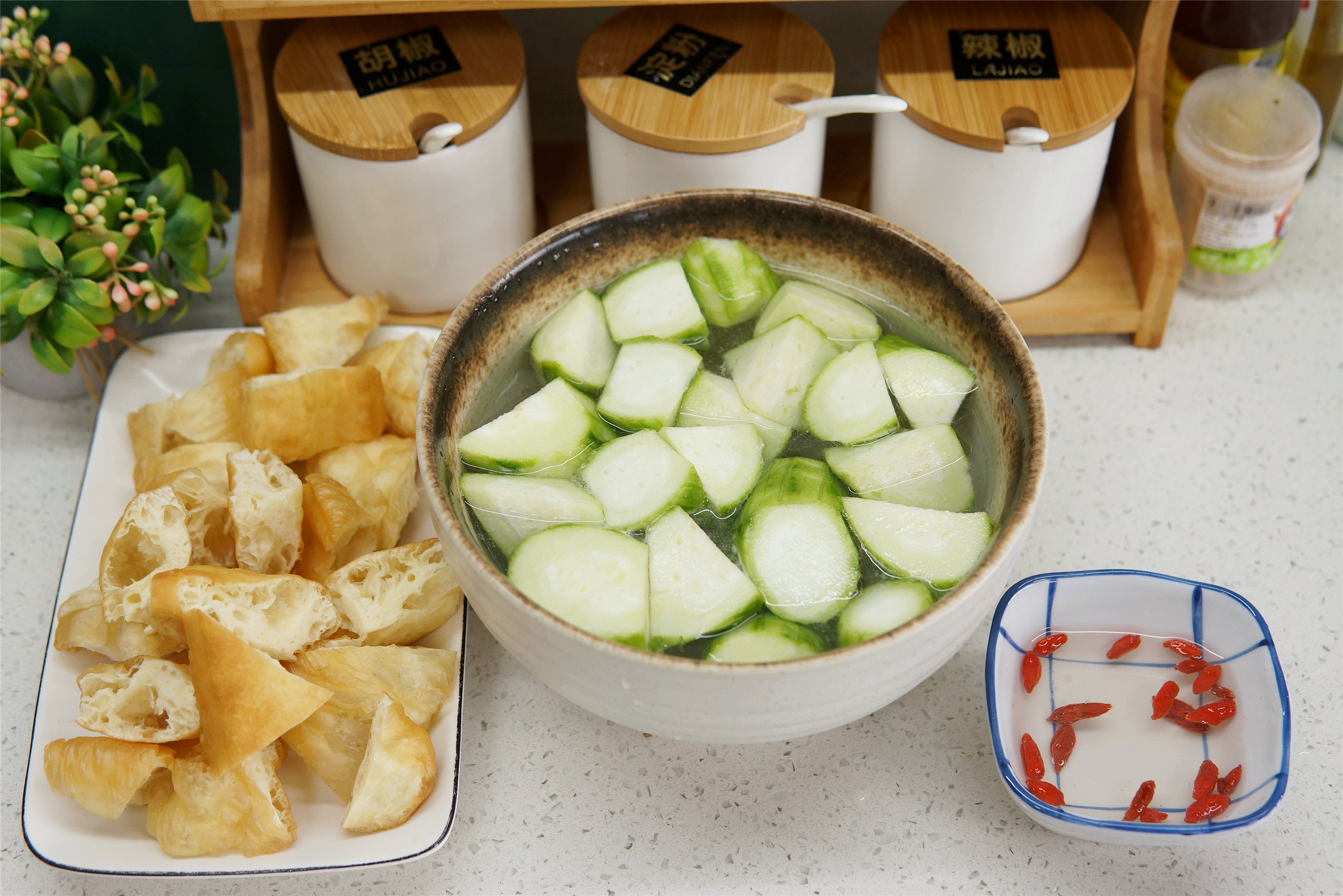 夏天没胃口，用丝瓜和油条巧搭配，想不到的好吃，次次吃不烦