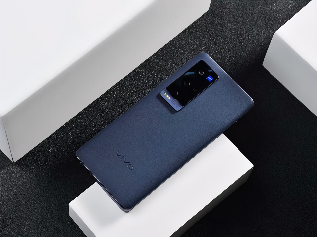 vivo X70超大杯将至，虽有骁龙888 Plus芯片，但续航快充不如子品牌