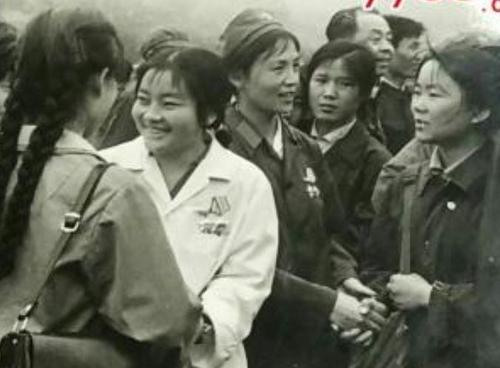 对越作战女神炮手，不用瞄准镜、炮盘炮架，用