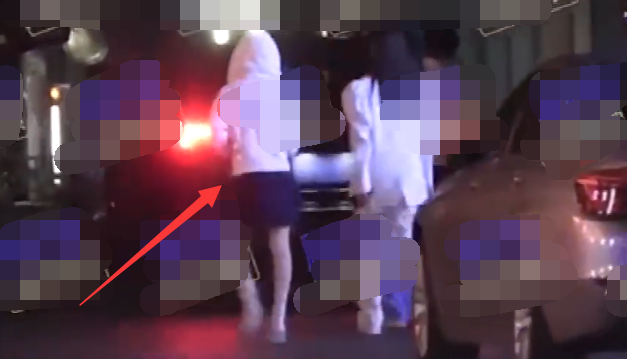 李小璐自拍扮小丑造型，绿色头发辣眼睛，多次在线回复感谢粉丝