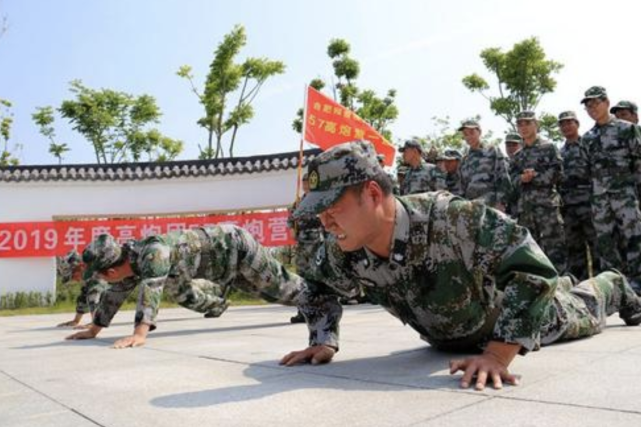 俯卧撑要做多少个才算及格？我军最高纪录无人能破！
