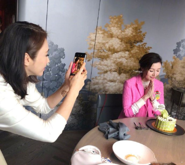 歲月不敗美人！ 黎姿李嘉欣共享下午茶，閨蜜倆凍齡狀態羨煞旁人