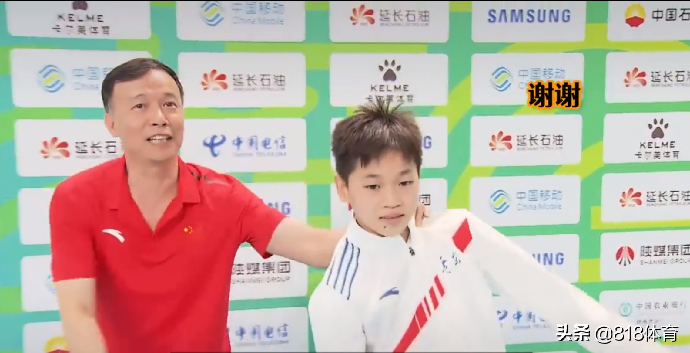 可爱!全红婵经过混采区被记者拉着采访,何教练赶紧薅衣领将她拽走