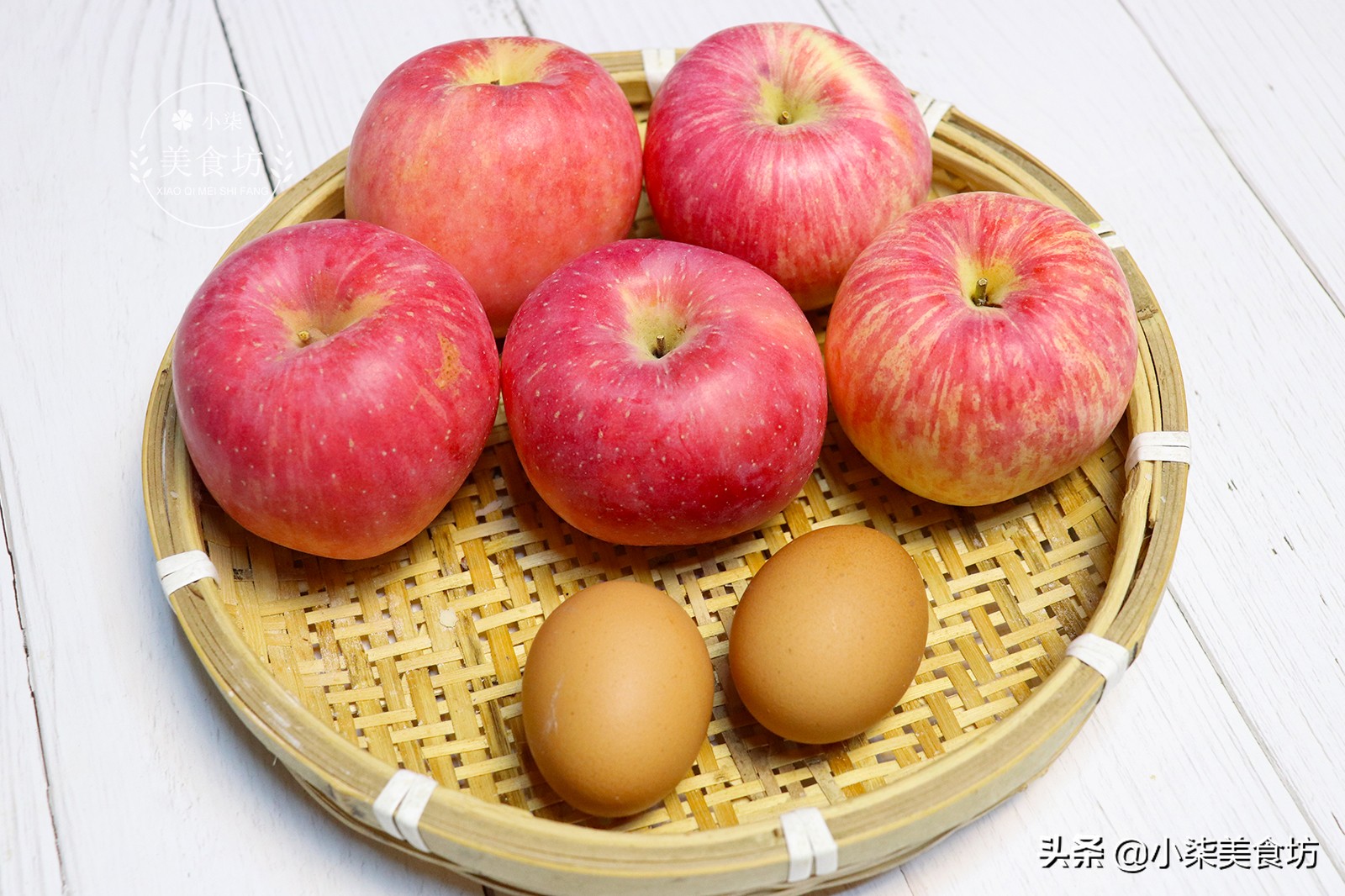 图片[1]-苹果新吃法 加2个鸡蛋 不用蒸不用烤 一次做8个 出锅瞬间抢光-起舞食谱网