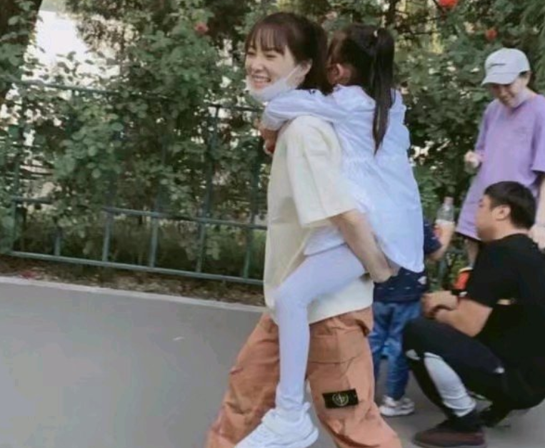 有种“心酸”叫李小璐，低调晒娃却被嘲讽，母爱无高低贵贱之分