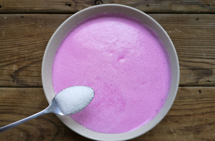 1個火龍果，1盒牛奶，教你做這個簡單的甜品，奶香濃郁入口即化