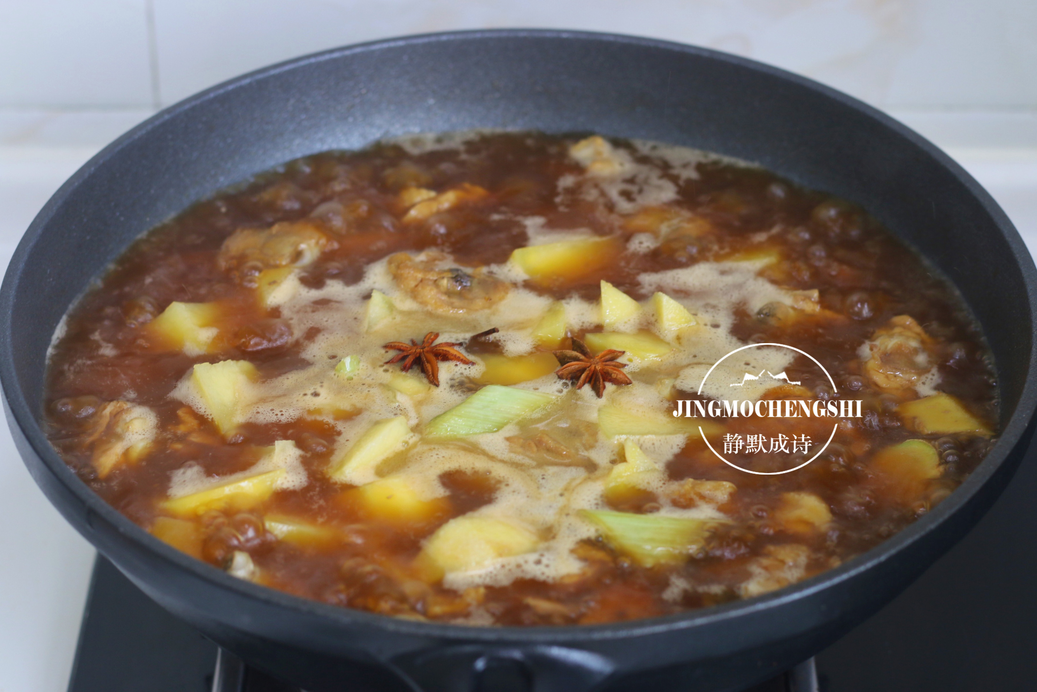 鸡腿和它是绝配，像我这样烧上1锅，好吃又解馋，你也来1勺？