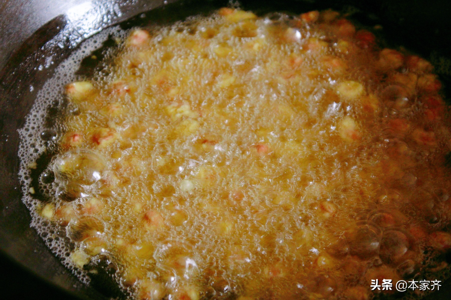 蛋酥花生米的做法，一個雞蛋一碗麵粉，好吃好做，一口一個真是香