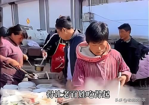 山东拉面哥被迫停业恳求放过，“疯狂”的自媒体人：你们该回家了