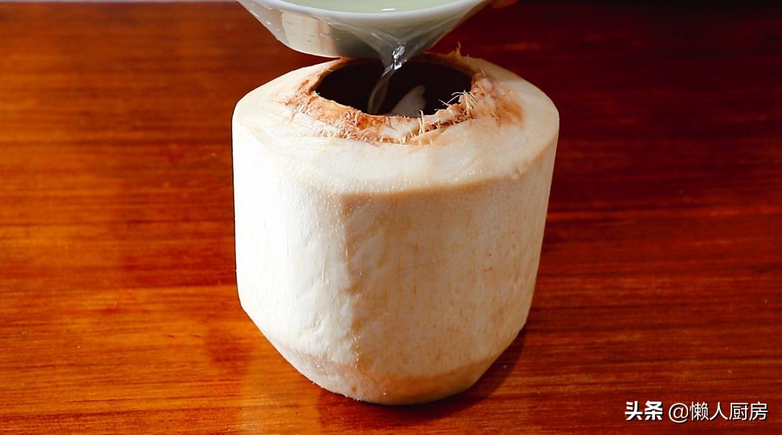 碰到這椰子別手軟，價格便宜，人人吃得起，塞進一隻雞，解饞