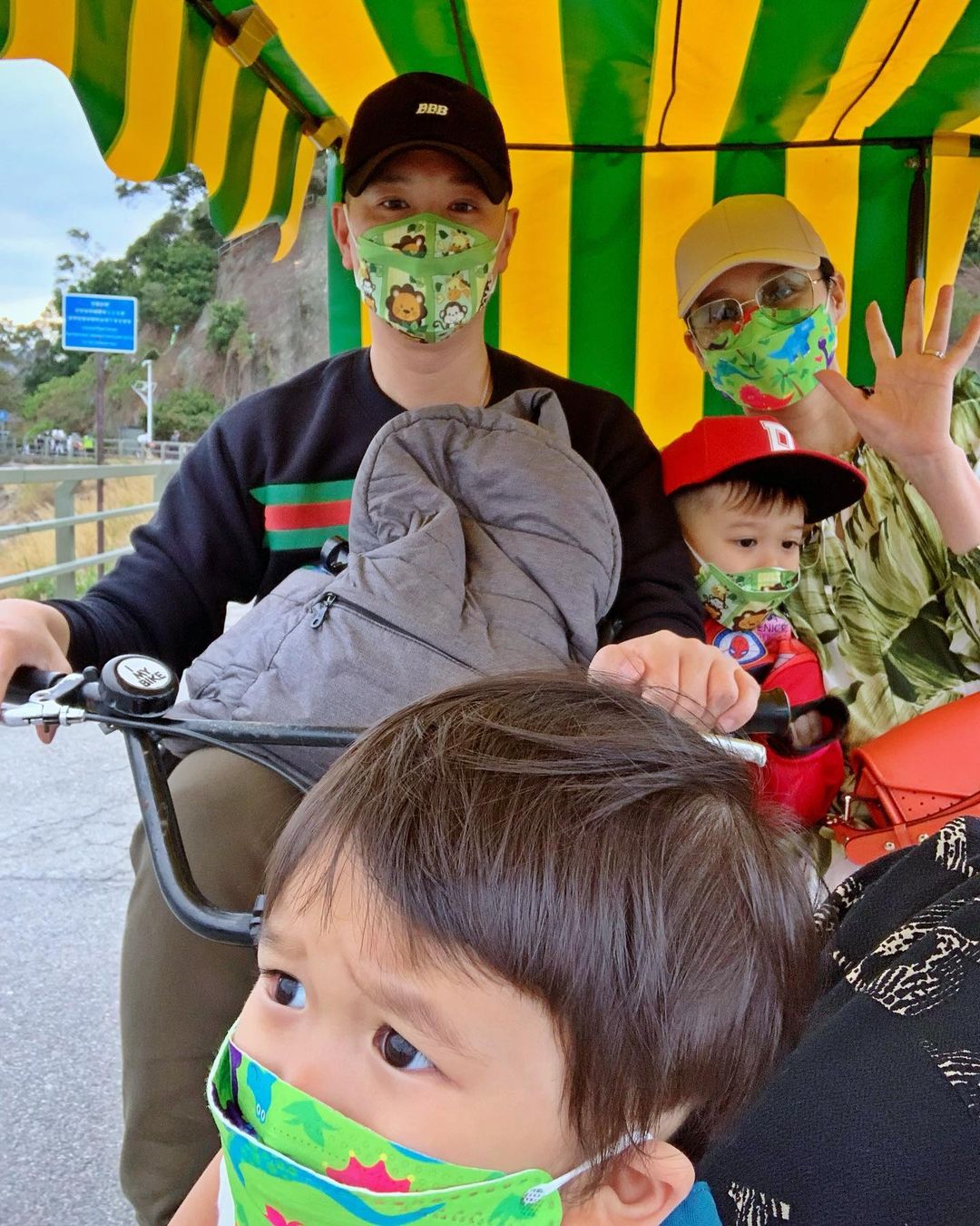 胡杏兒挺孕肚陪家人出遊，互動溫馨有愛，李乘德當車夫大展爸爸力