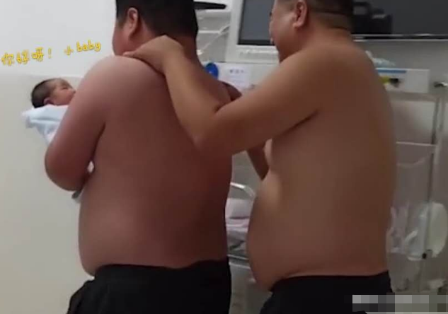 爸爸和小舅子抱新生儿，表情太喜感护士哭笑不得：宝宝估计吓坏了