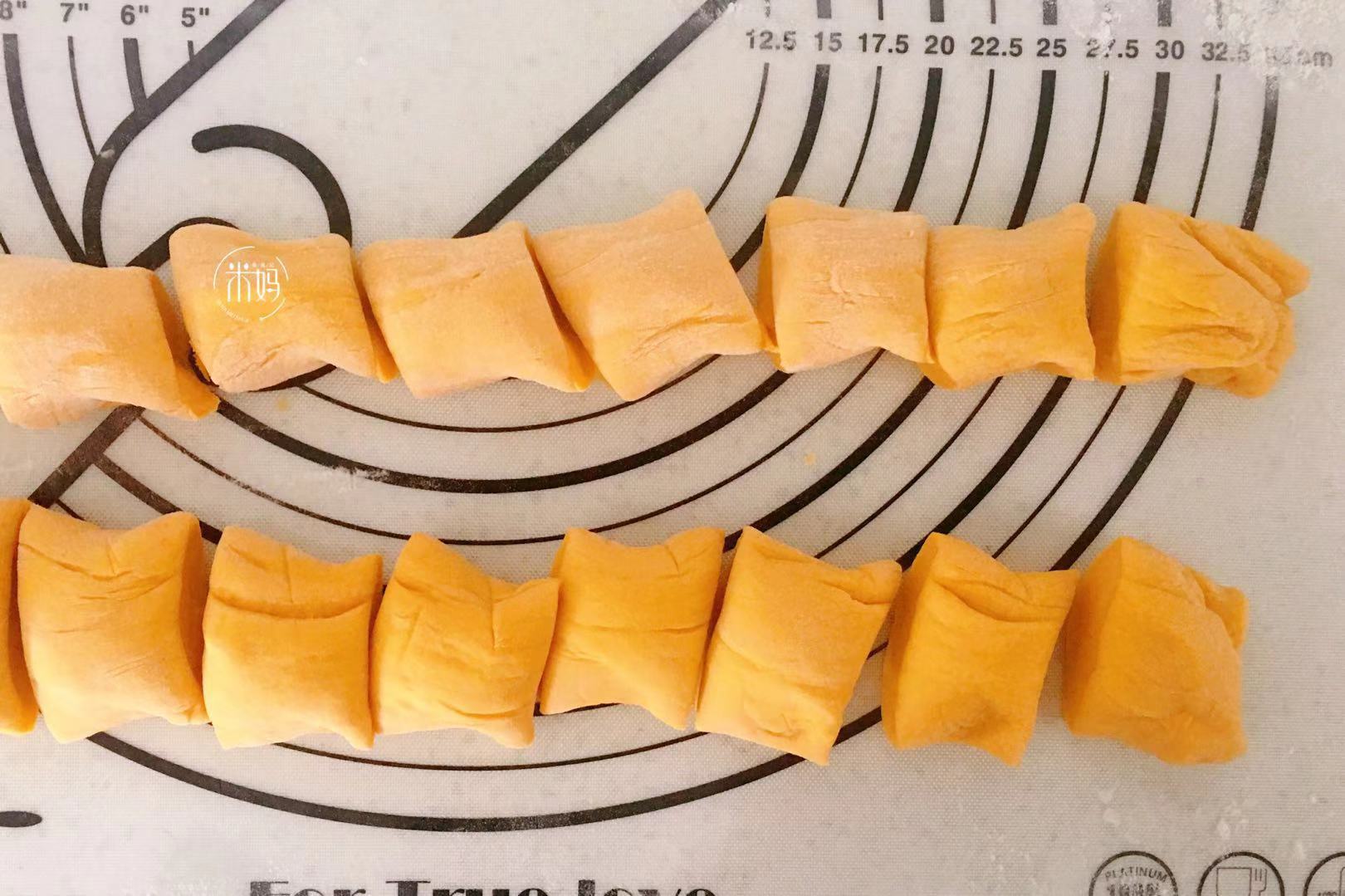 图片[9]-南瓜蜜豆卷做法步骤图 三天两头吃一次比面包有营养-起舞食谱网