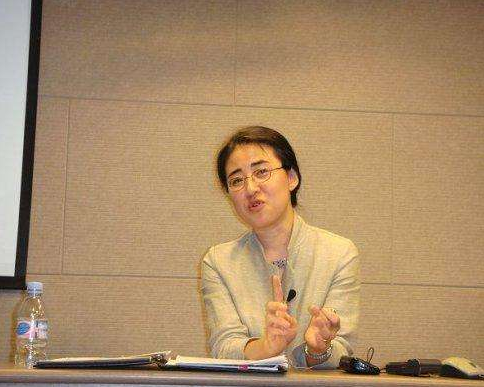 北大才女为爱放弃中国国籍，嫁给比自己大25岁导