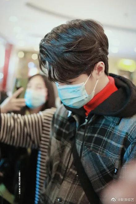 央视|王一博现身央视春晚联排!格子大衣搭配红毛衣 男神又帅出新高度