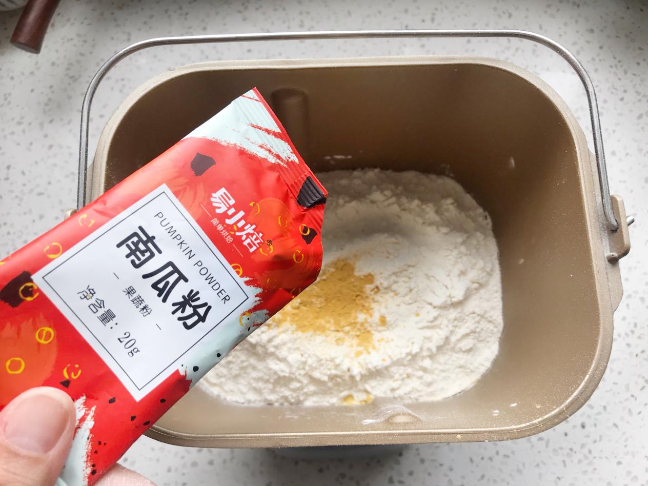 南瓜大量上市了，做个美味的南瓜面包，香甜可口，比买的好吃