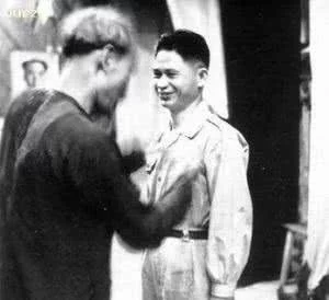 此人个子太矮参军被拒，出征前妻子要求离婚，