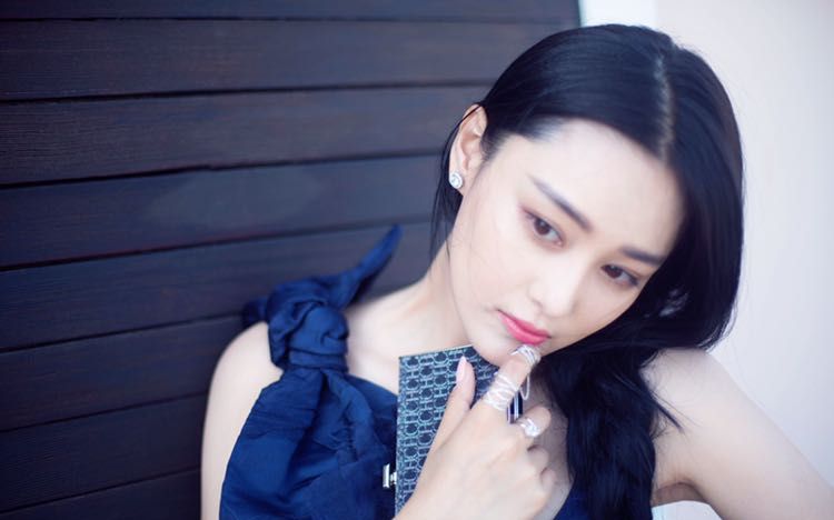 与李晨分手后狂骂范冰冰，摇身一变成为军嫂，