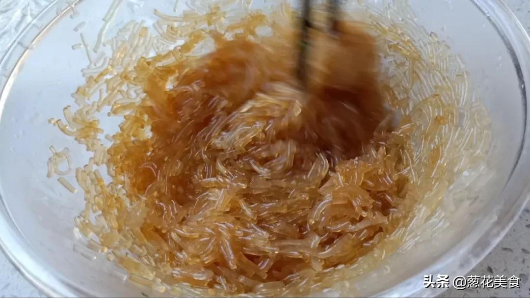 韭菜雞蛋餡兒蒸餃好吃有訣竅，記住“1燙3不放”，蒸餃鮮香好吃