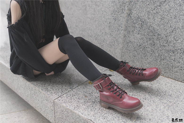 【福利姬】让人喜欢的黑丝及膝袜小细腿！太美了（48P）