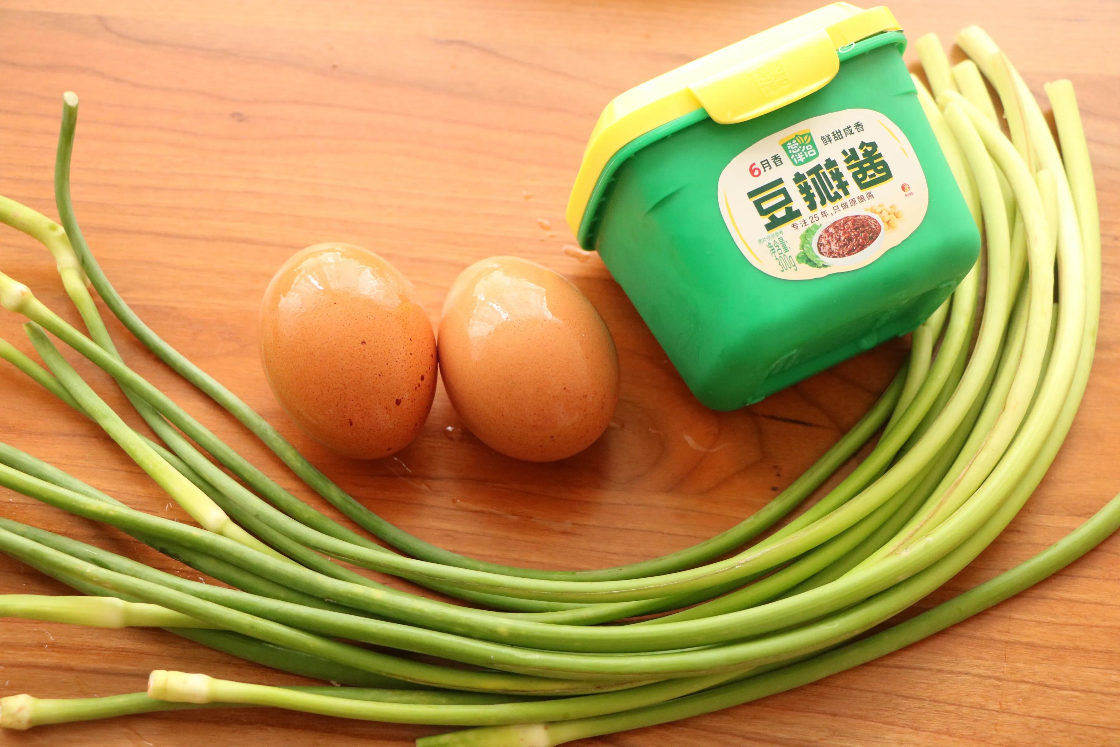 雞蛋和蒜薹的新吃法，醬香美味，鮮嫩好吃，特下飯！ 一定要試試