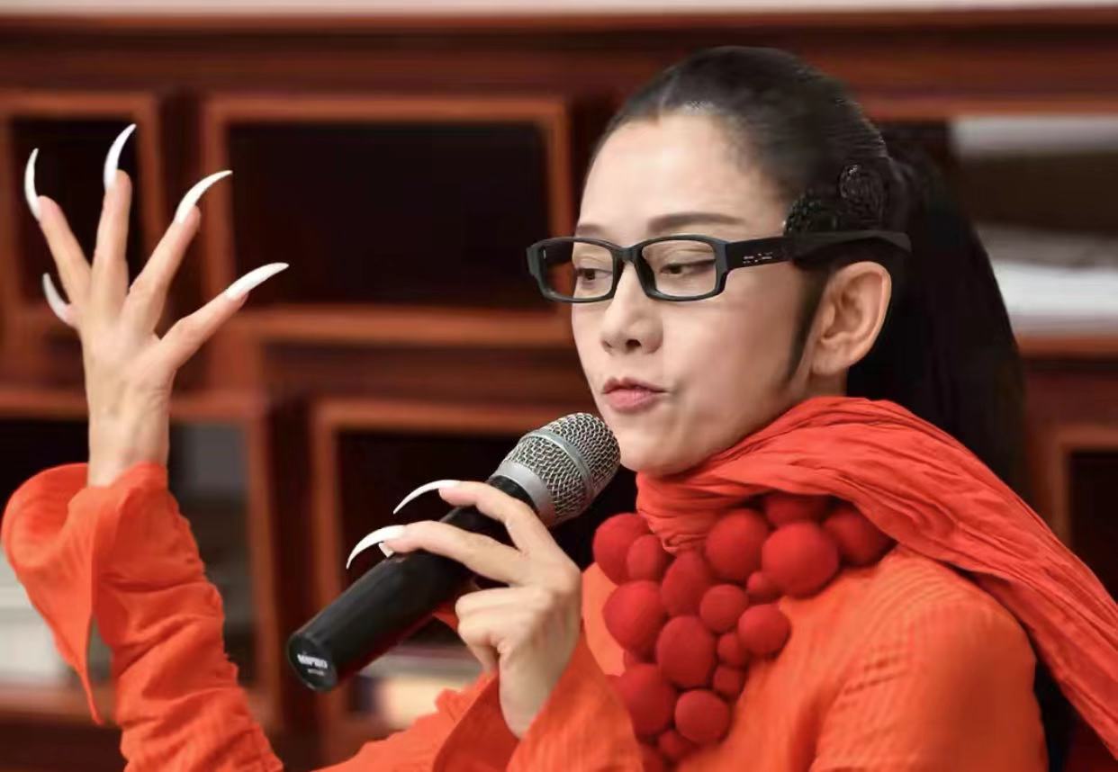 63岁杨丽萍，油菜花田热舞引争议，网友：没有美感，踩坏油菜花