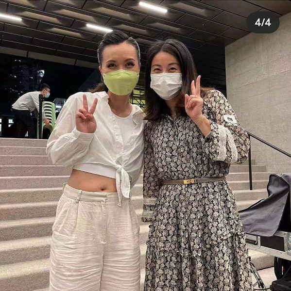 霍啟剛夫妻看音樂劇，郭晶晶罕穿仙女裙顯滄桑，常年跳水致細紋多