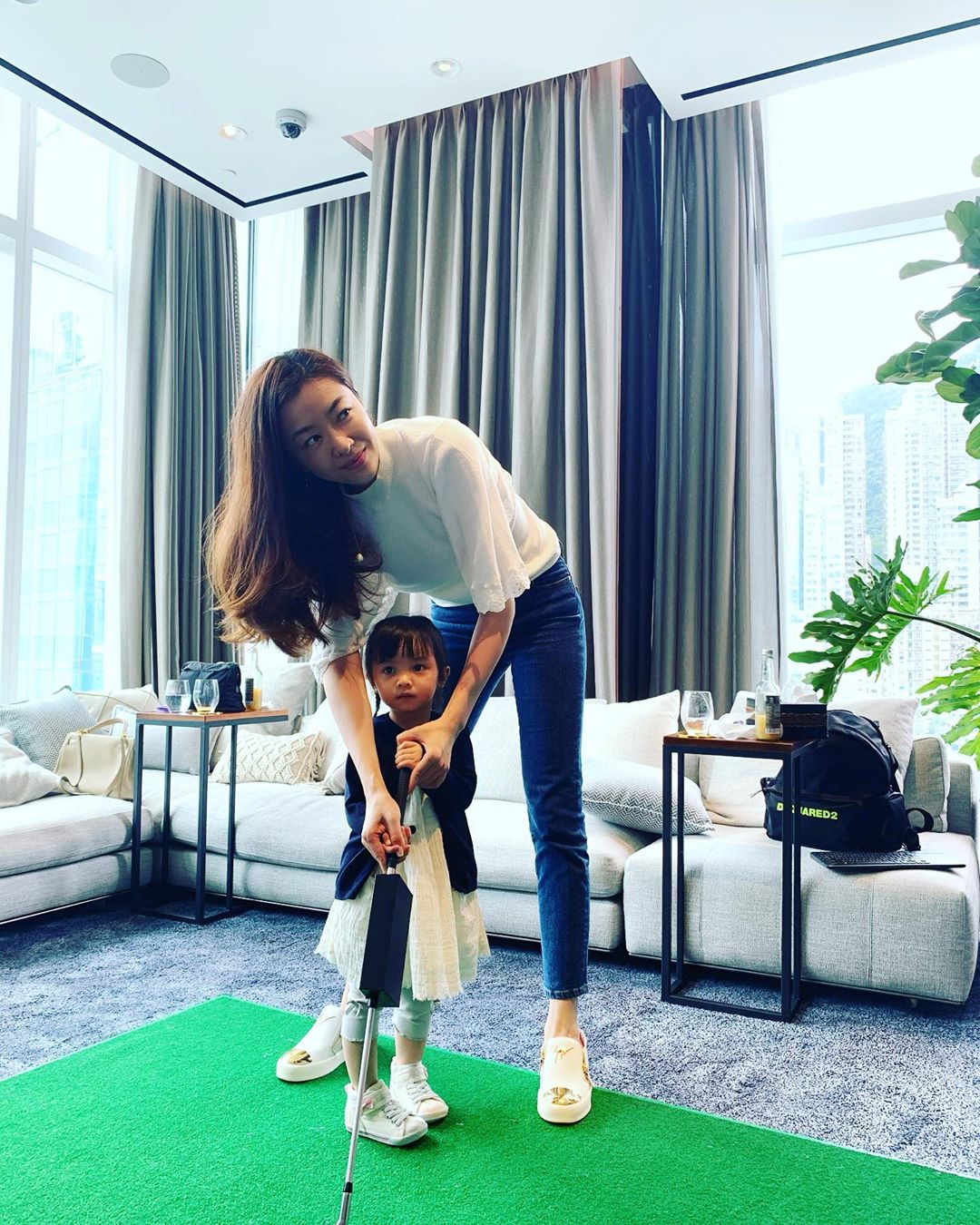熊黛林晒亲子时光，夫妻带女儿在家打高尔夫，网友却聚焦豪宅面积