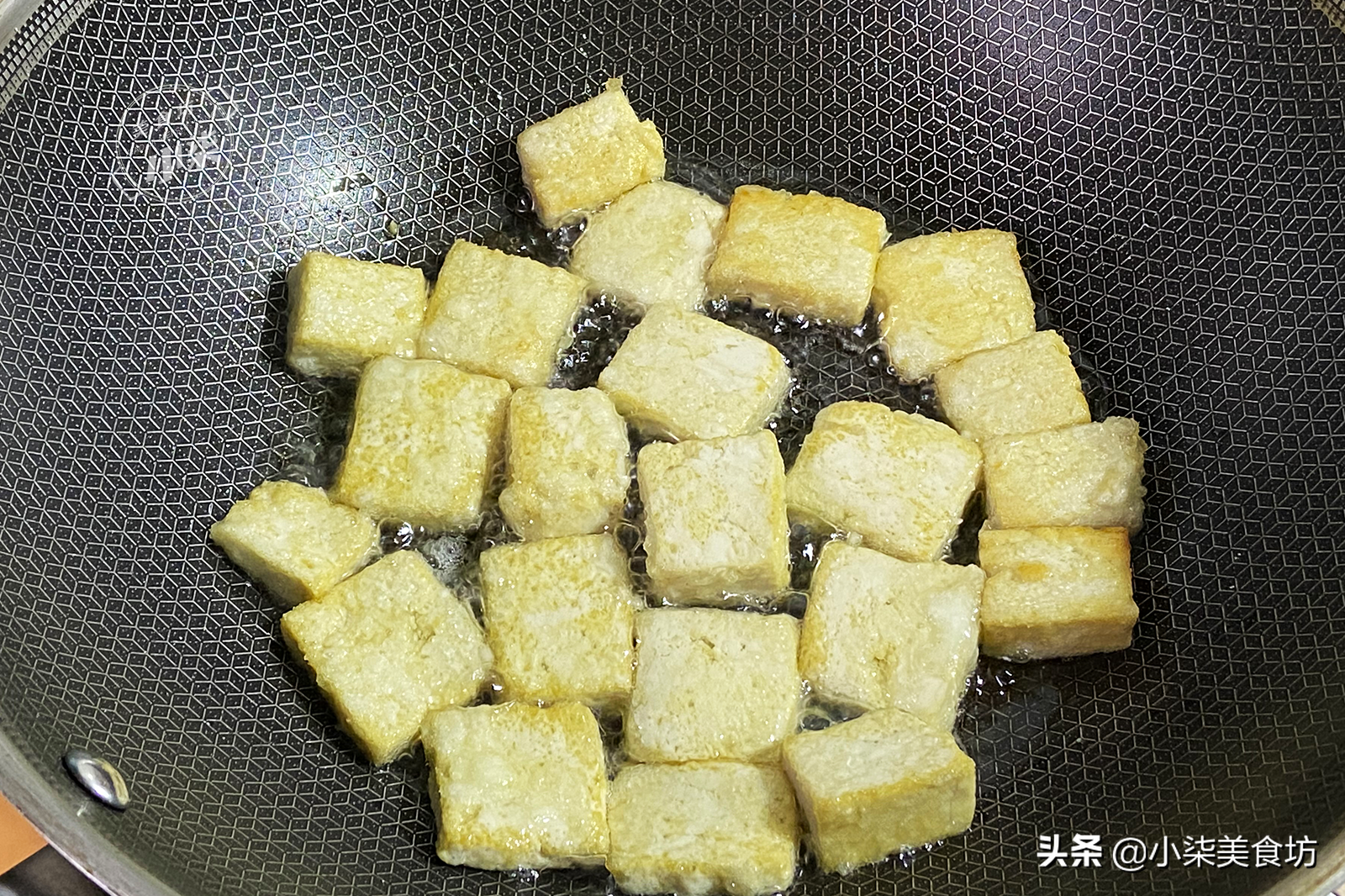 豆腐這樣做太香了，我家隔三差五就要吃，拿排骨都不換，做法簡單