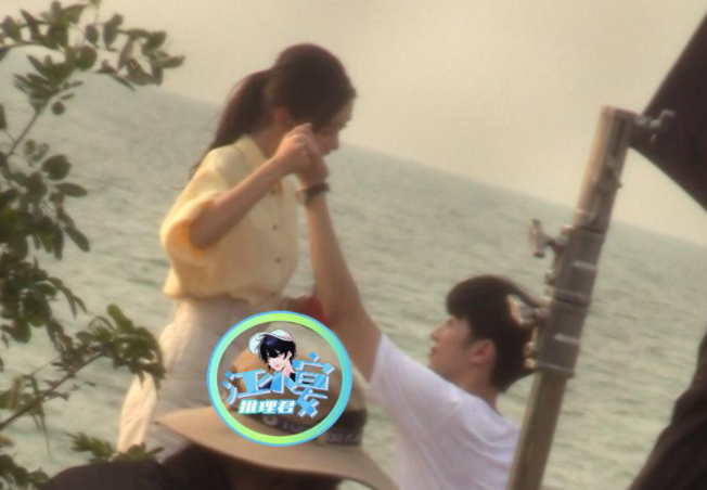 baby与19岁男星吻戏曝光，深情对视太甜蜜，相差13岁毫无违和感