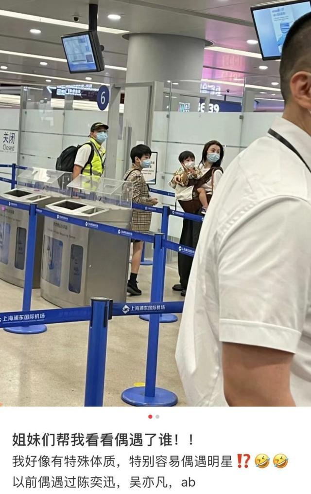 張柏芝罕帶仨兒走機場，長子高冷似謝霆鋒，幼子正臉曝光太像老二