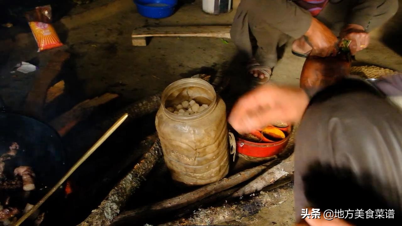 中国小伙在尼泊尔山区花96元砍了8斤猪肉，请当