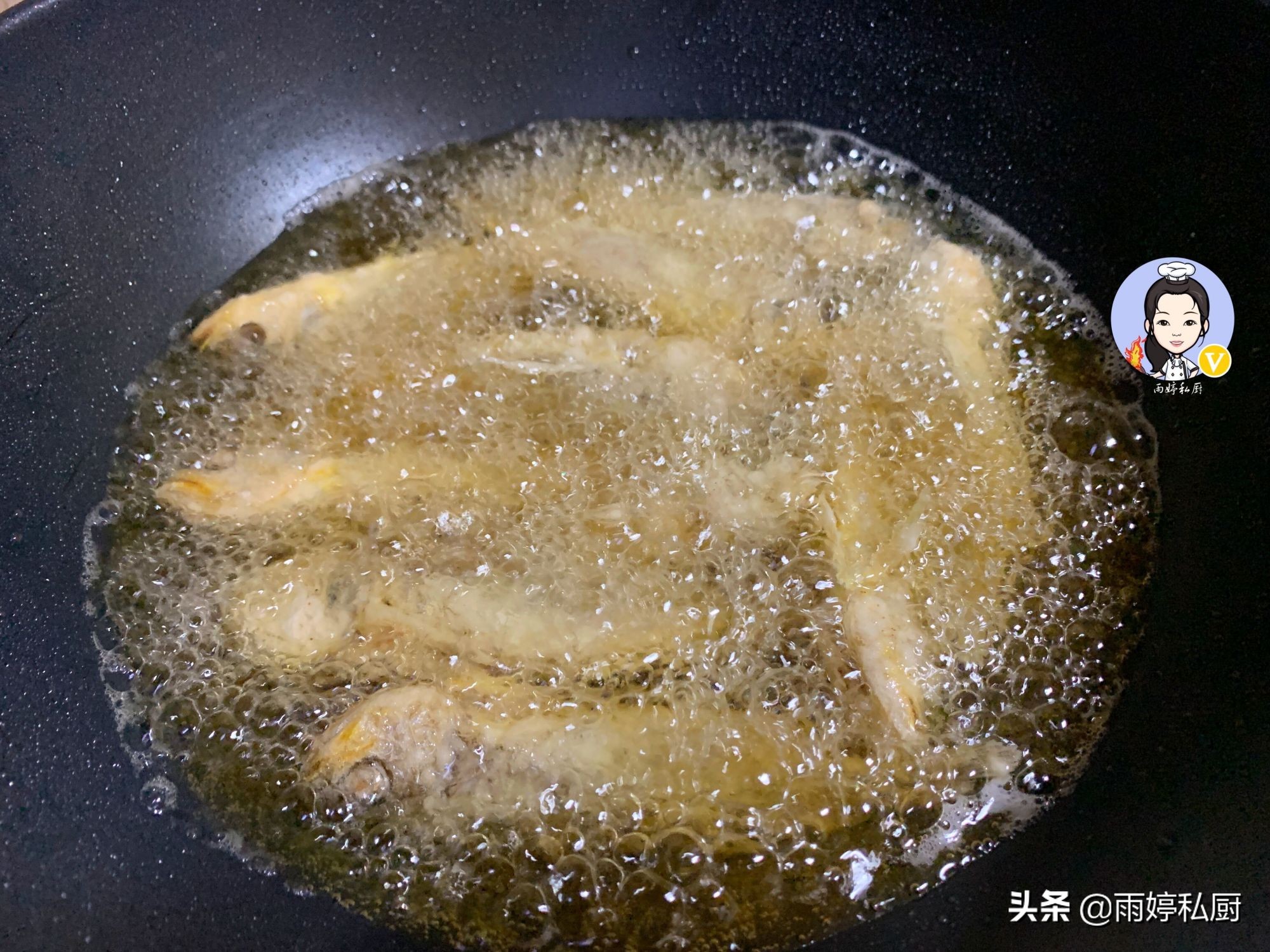 When frying fish, some people wrap it in flour, and some people put it directly into the frying pan to teach you the correct way. It is crispy and crispy.