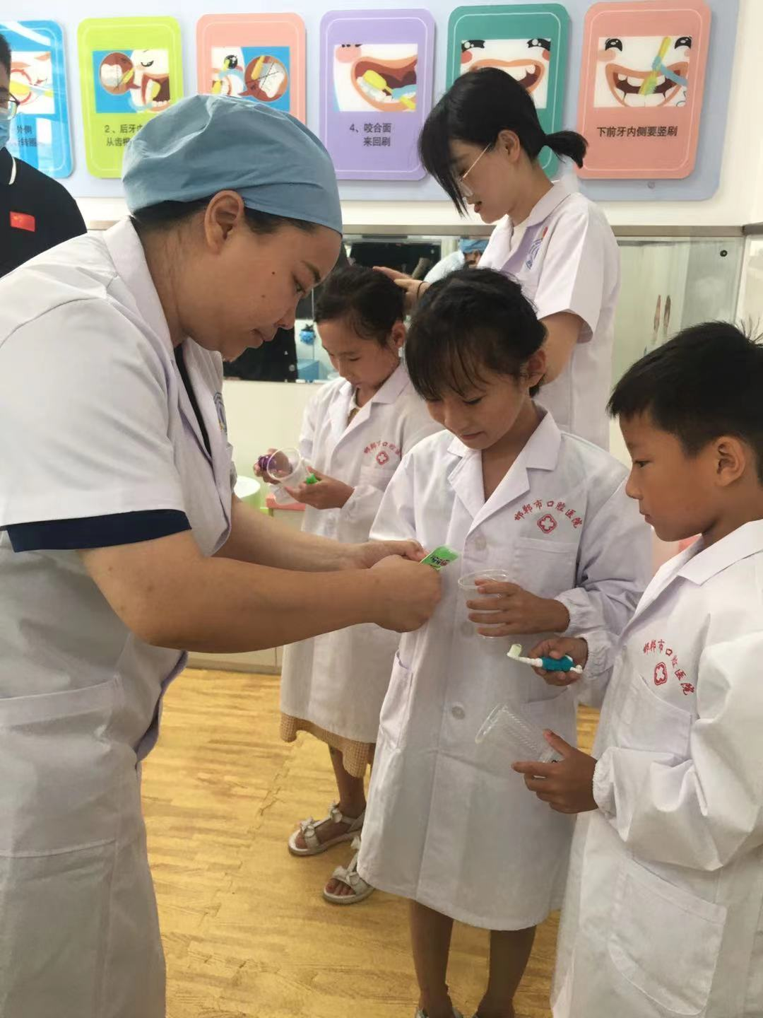 跟着专家学刷牙 口腔健康有保障——邯报小记者走进邯郸市口腔医院采风