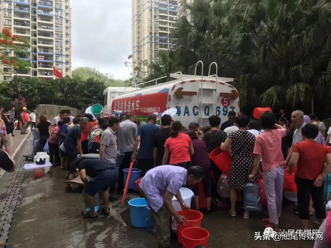 海丰大片区域停水引全城关注，群众举家排队接水