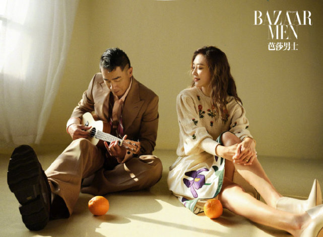 陈小春和应采儿合体拍写真，穿情侣装亲密互动，结婚11年甜如热恋