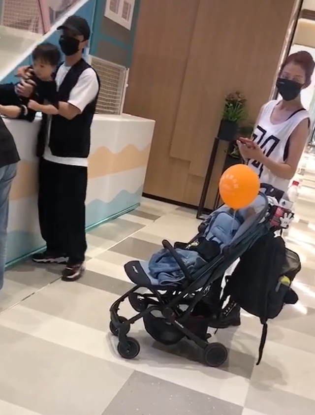 蔡少芬和张晋现身游乐园！两岁儿子正脸罕曝光，浓眉大眼五官精致