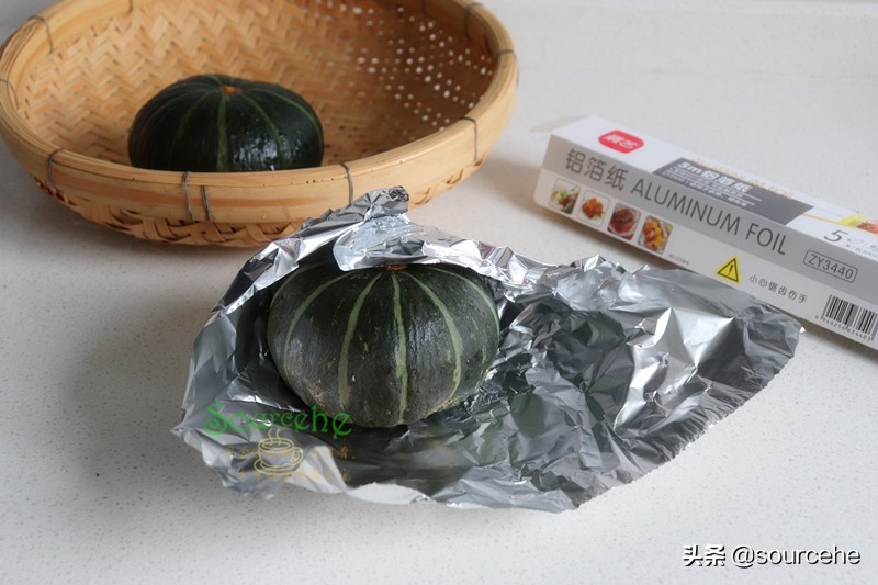 南瓜新吃法，不炒也不蒸，烤一烤，软糯香甜，连南瓜皮都粉香好吃