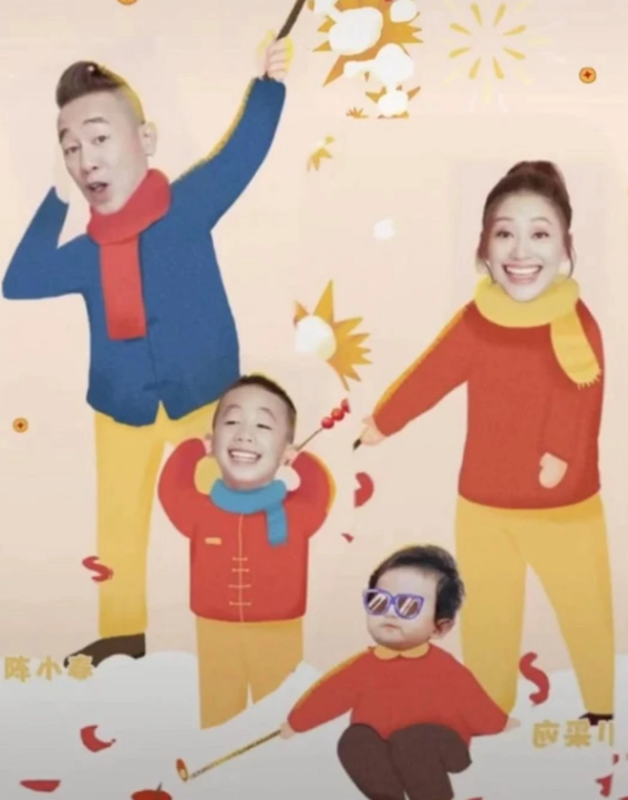 陈小春妻子庆生照，双手捧脸穿T恤皮肤白，小儿子穿兄弟装也出镜